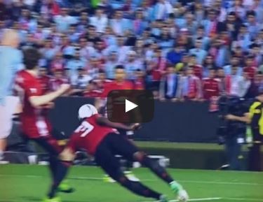 Ảnh bài viết Eric Bailly bay người phá bóng đầy quả cảm trước Celta Vigo