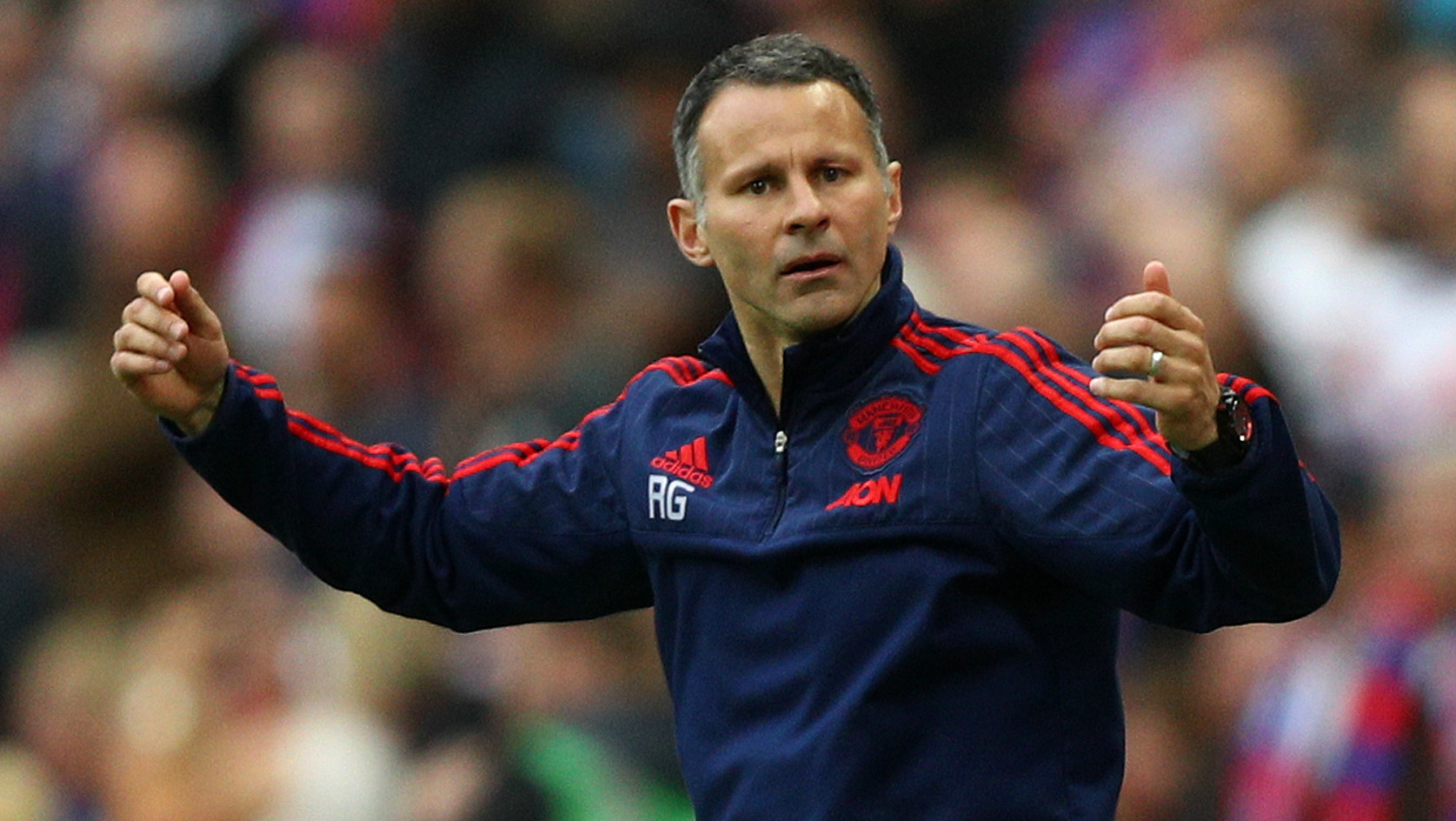 Huyền thoại Ryan Giggs cầu cứu bác sĩ tâm thần