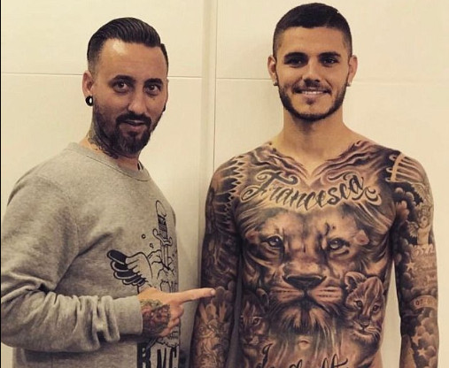 Mục tiêu của Man Utd xăm hình chúa sơn lâm kín cả người