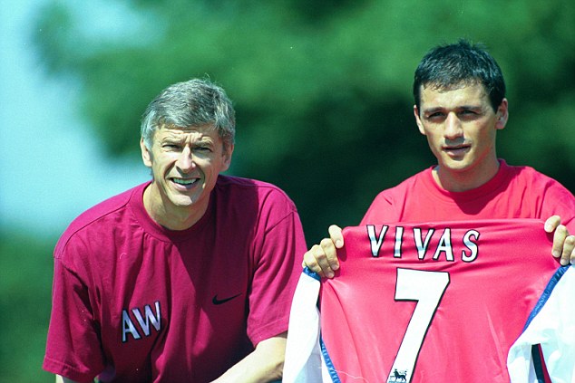 Nổi cáu, cựu sao Arsenal phản ứng như 'Gã khổng lồ xanh'