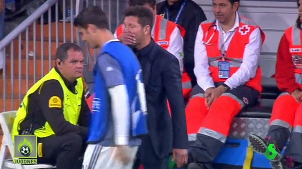 Simeone hỏi...xin bánh Morata ngay trên sân
