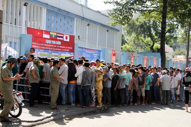 Khán giả rồng rắn xếp hàng săn vé U20 Việt Nam