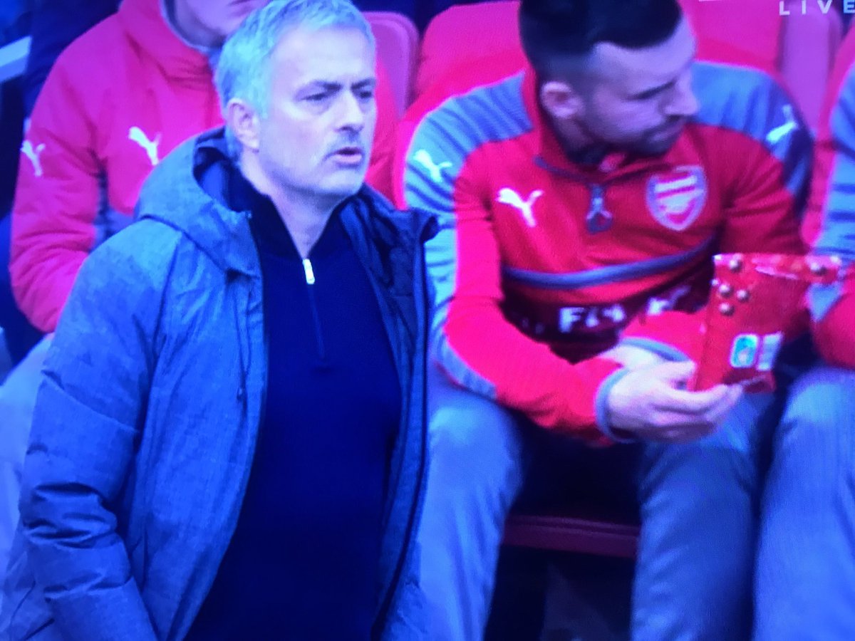 Ảnh bài viết Nhâm nhi chocolate, thành viên Arsenal biết trước sẽ thắng MU