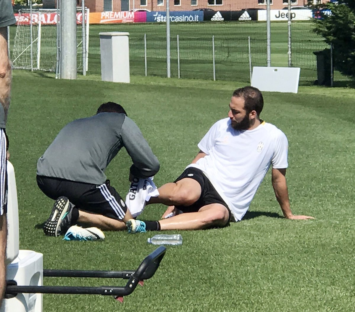 Ảnh bài viết NÓNG: Higuain "gục ngã" trong buổi tập của Juventus