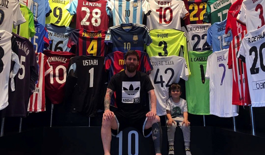 Messi khoe bộ sưu tập có áo số 7 của Real