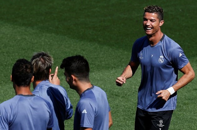 Ronaldo pha trò thỏa mái trước trận làm khách trên sân Vicente Calderon