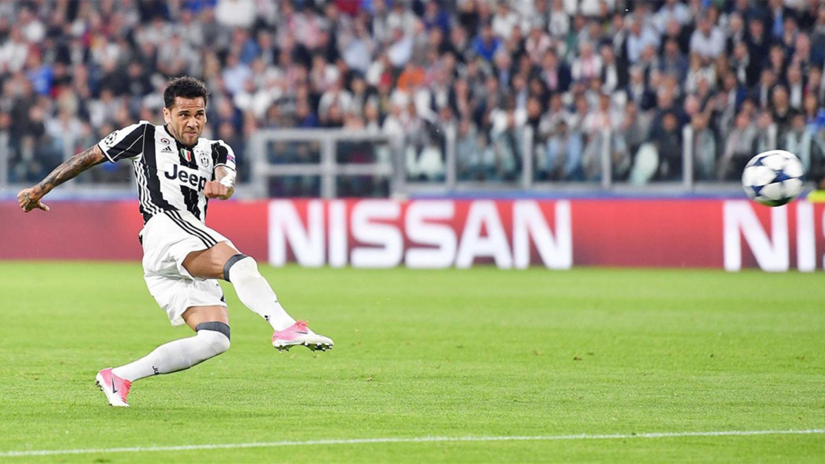 Cuộc đua Quả bóng Vàng: Alves sẽ lật đổ Ronaldo?