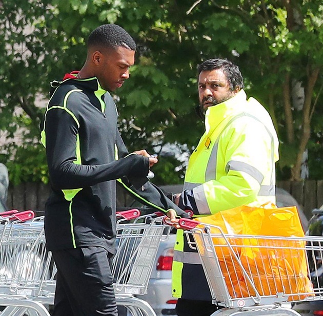 Ảnh bài viết Giữa bão tin đồn, Daniel Sturridge hồn nhiên đi siêu thị