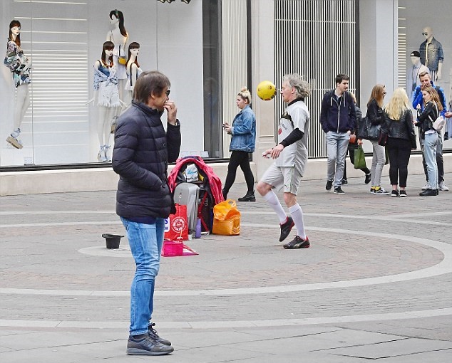 Ảnh bài viết HLV Conte tản bộ ở London, đếm ngày rinh cúp bạc Premier League