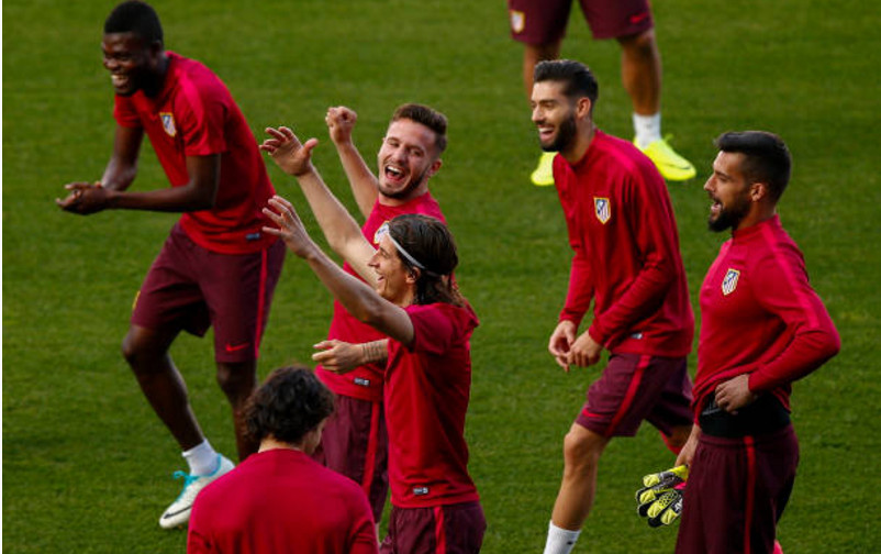 Ảnh bài viết Mặc đồng đội pha trò, Griezmann và Torres vẫn chẳng thể cười