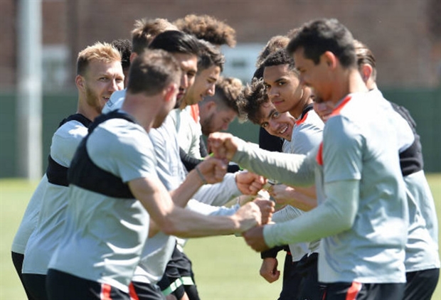 Ảnh bài viết Dàn sao Liverpool khoái chí khi vừa nắm tay, vừa tập luyện