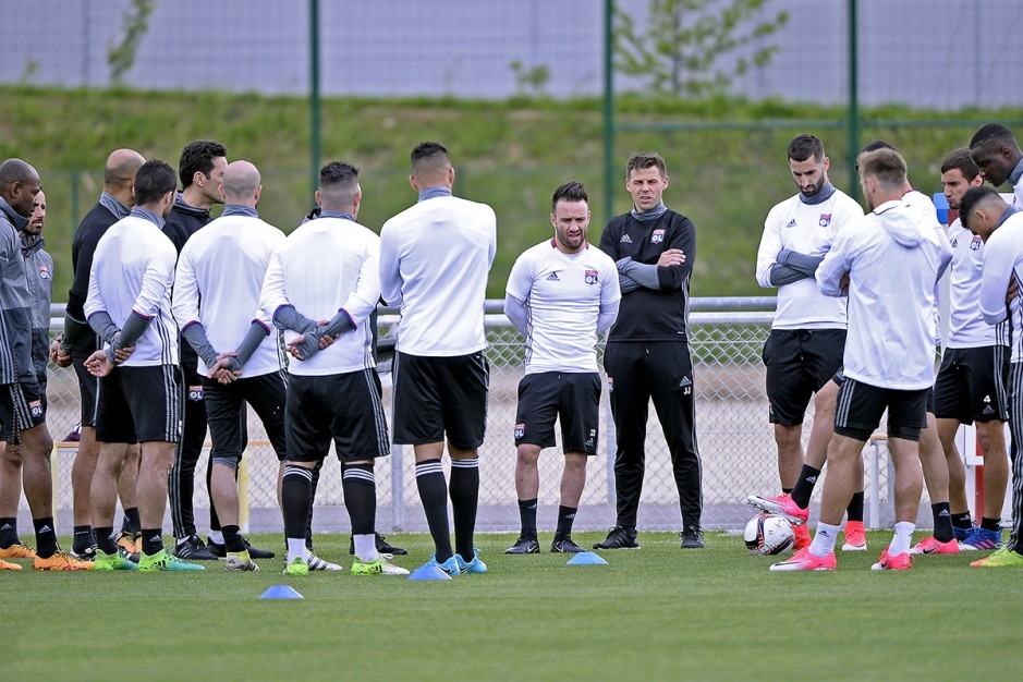 Nụ cười không thể che mờ bầu không khí ảm đạm tại Lyon 