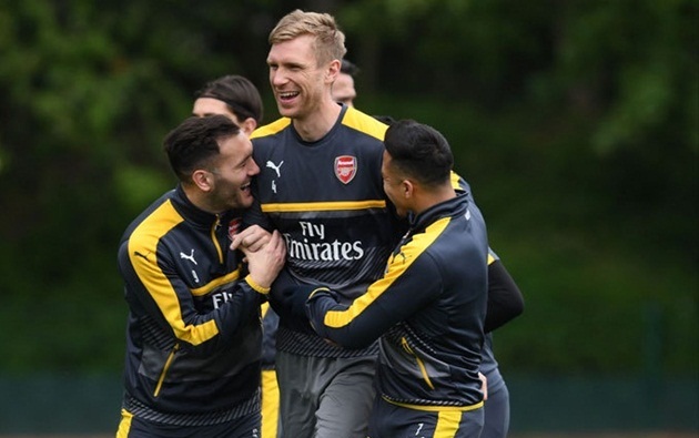 Dàn sao Arsenal đầy tinh nghịch trên sân tập trước trận gặp Stoke