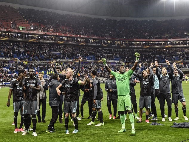 Hút chết trên đất Pháp, Ajax hẹn Man Utd tại chung kết