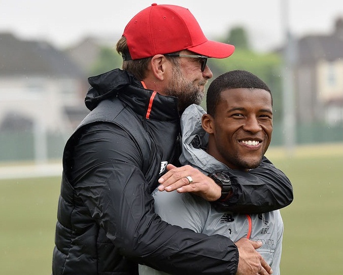 Ảnh bài viết Klopp 'ôm ấp' Wijnaldum như người thân trên sân tập