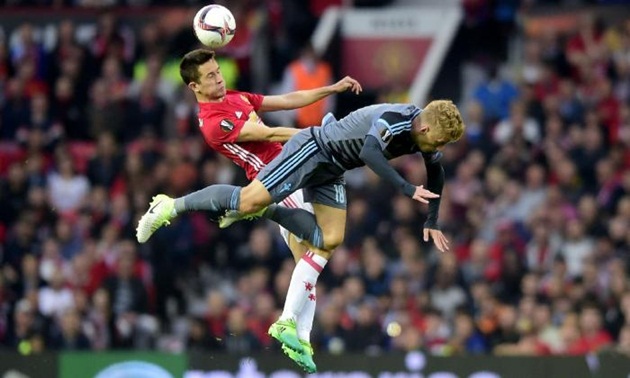 Man United khốn đốn tại Old Trafford: Thành bại tại… Herrera?