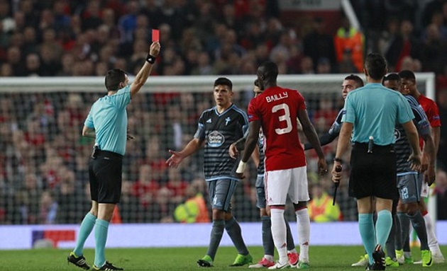 Vào chung kết, Man Utd mất thêm Eric Bailly