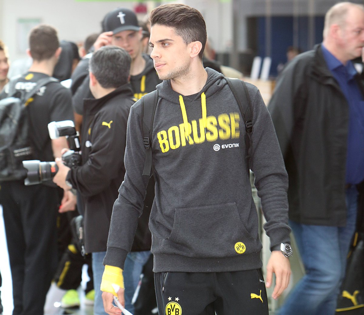 Ảnh bài viết Dùng cánh tay bị thương, Bartra tri ân người hâm mộ trước giờ lên đường