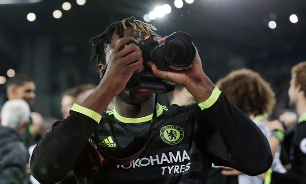Ảnh bài viết Chelsea vô địch qua ống kính... Batshuayi 