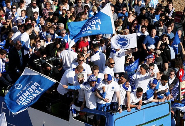 Ảnh bài viết Brighton diễu hành ăn mừng ngày trở lại giải Ngoại hạng