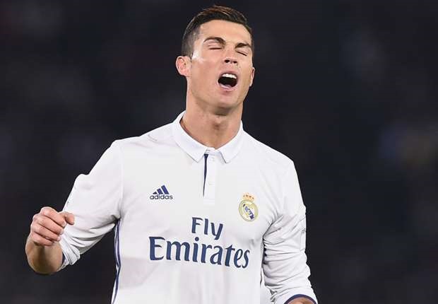 Ảnh bài viết Trọng tài giúp Ronaldo thoát án treo giò?