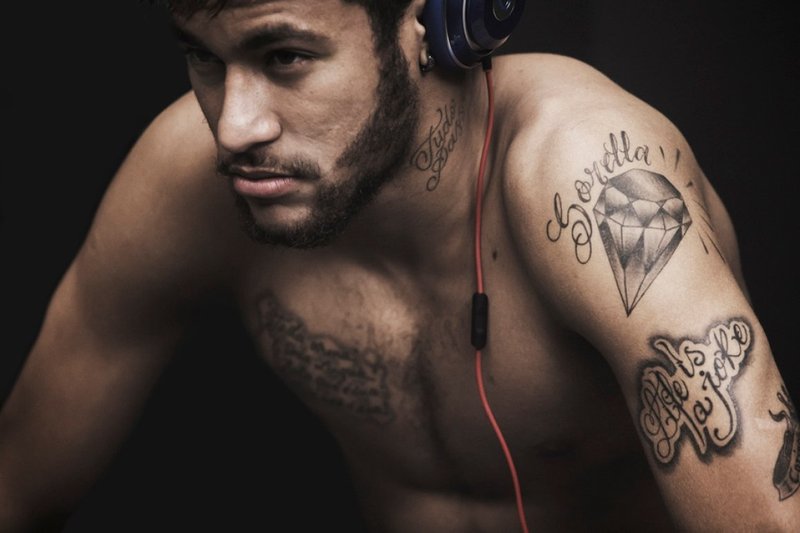 Cha mẹ, em gái, con trai,... Neymar xăm tất lên cơ thể