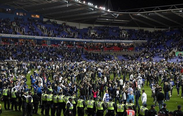 Reading vào chung kết Play-off Championship, CĐV tràn ngập sân 'bao vây' thầy trò Jaap Stam