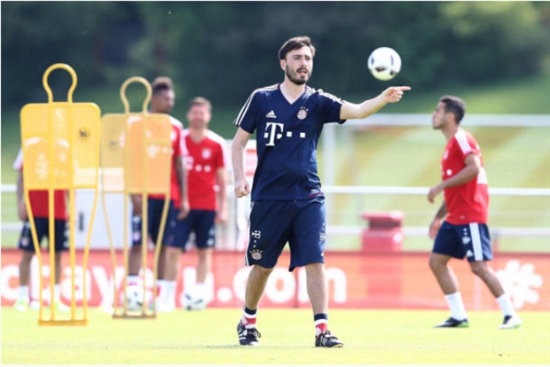 Ancelotti bận 'tám', con trai thay mặt chỉ đạo Bayern tập luyện