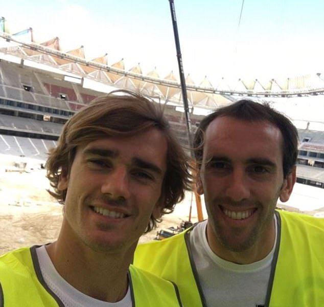 Torres, Griezmann mang đồ bảo hộ lao động đến thăm SVĐ mới Wanda Metropolitano