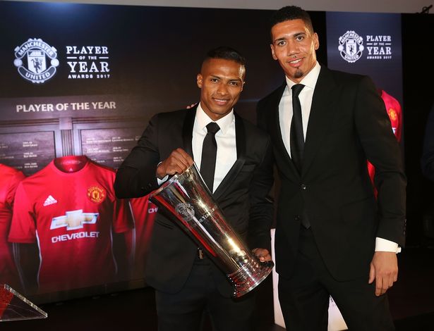 Ảnh bài viết Vượt qua tất cả, "thánh tạt" Valencia ẳm giải cầu thủ xuất sắc nhất năm của Man United