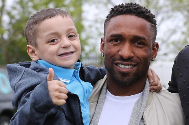 Defoe dự sinh nhật cậu bé ung thư Bradley Lowery