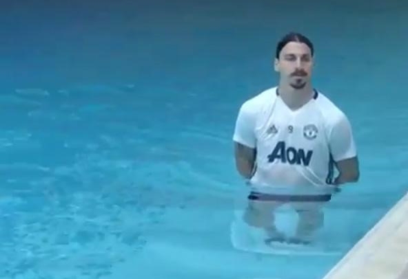 Ibrahimovic mang tin bất ngờ cho MU