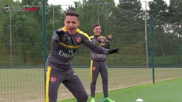 Ảnh bài viết Sanchez và Ozil 'tám' bất chấp trên sân tập của Arsenal
