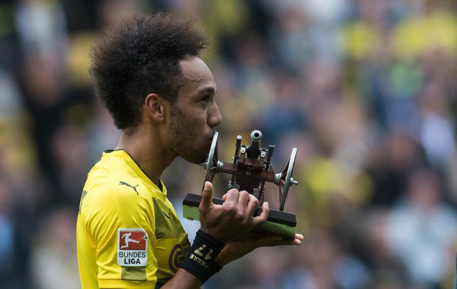 Ảnh bài viết Ấn định chiến thắng cho Dortmund, Aubameyang ẳm luôn "khẩu pháo" về nhà