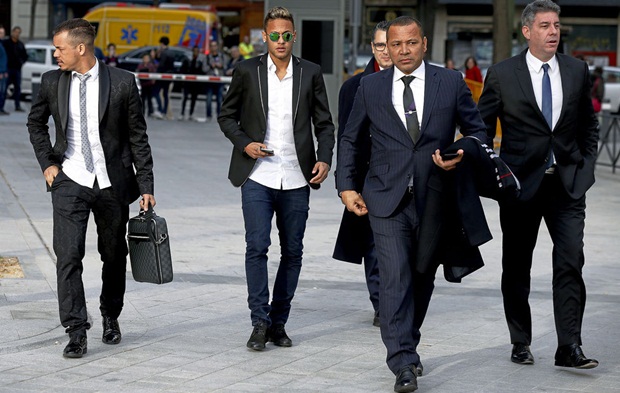 Cha Neymar "đi đêm" với M.U, Chelsea?