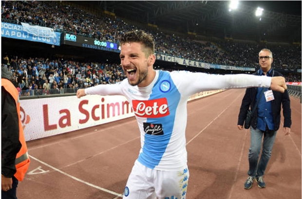 Giúp Napoli hủy diệt Fiorentina, Mertens áp sát Dzeko