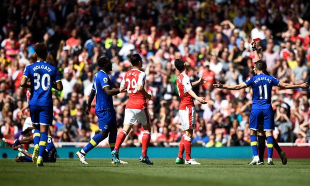 Ảnh bài viết Vào bóng ngu ngốc, Koscielny khiến Arsenal gặp khó