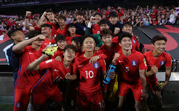 Tưởng tượng bình nước là chiếc cúp, "Messi Hàn Quốc" cùng đồng đội ăn mừng như thể nhà vô địch
