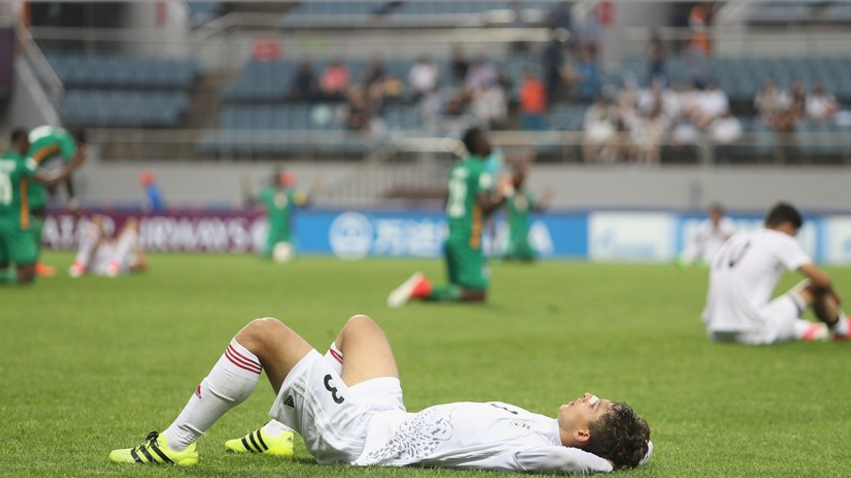 Ảnh bài viết Cầu thủ Iran đổ gục xuống sân sau khi bị Zambia lội ngược dòng cay đắng