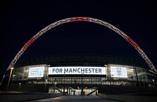 Wembley sáng đèn hướng về thành Manchester