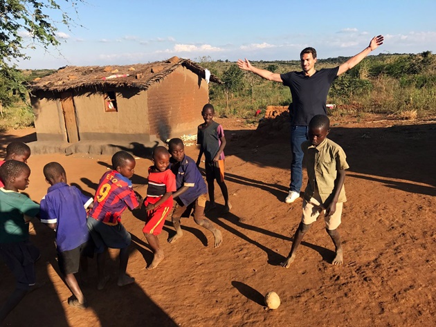 Ảnh bài viết Chùm ảnh: Sao Bayern tỏa sáng ở "quốc gia nghèo nhất thế giới"