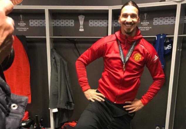 Ibrahimovic ngạo nghễ đạp chân lên cúp Europa League
