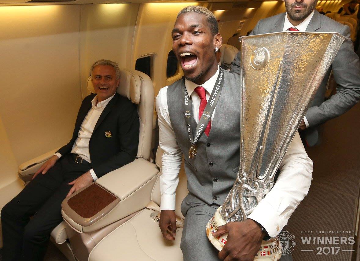 Ảnh bài viết Mourinho trìu mến nhìn Pogba khoe cúp trên đường trở lại Anh