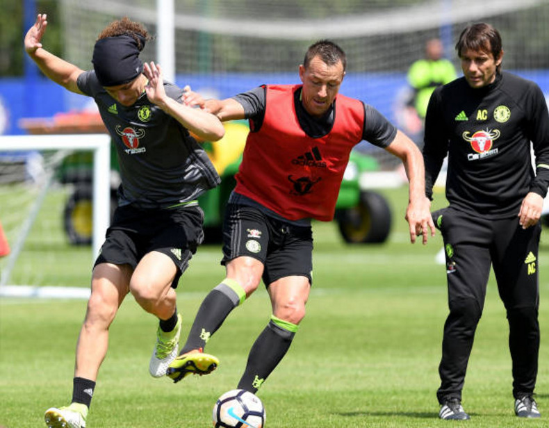 Ảnh bài viết Terry cân cả Luiz lẫn Kante trên sân tập