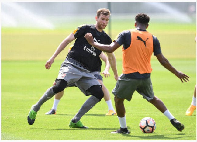 CĐV Arsenal sợ "quả tạ" Per Mertesacker