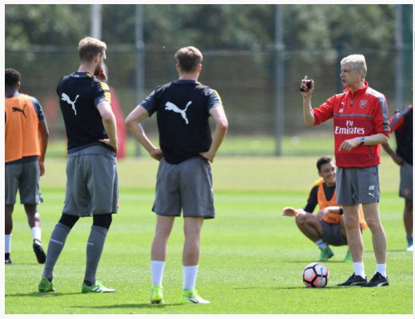 Góc chiến thuật: Sự 'phân vân' của Wenger
