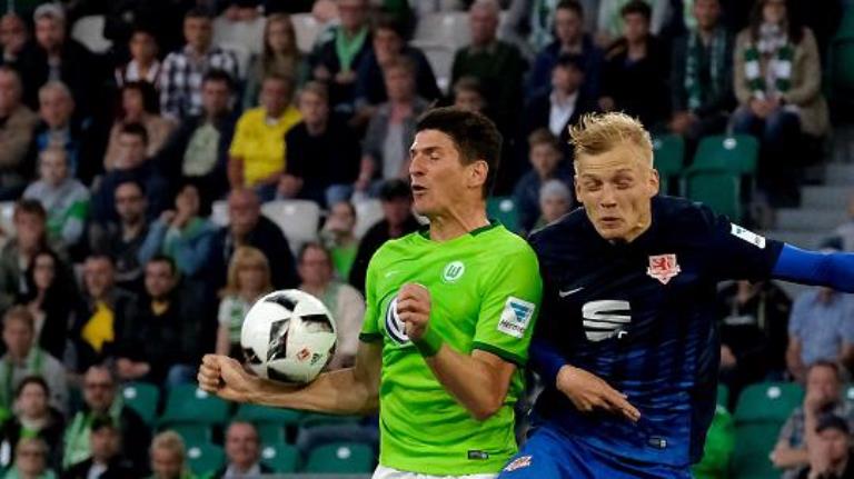 Lượt đi play-off trụ hạng Bundesliga: Mario Gomez giúp Wolfsburg đánh bại Braunschweig