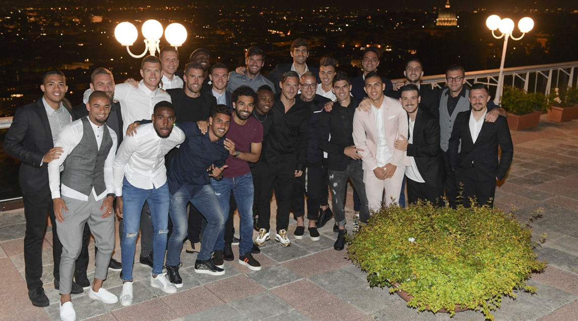 Totti mời cả đội Roma ăn tối kỷ niệm, trừ Spalletti