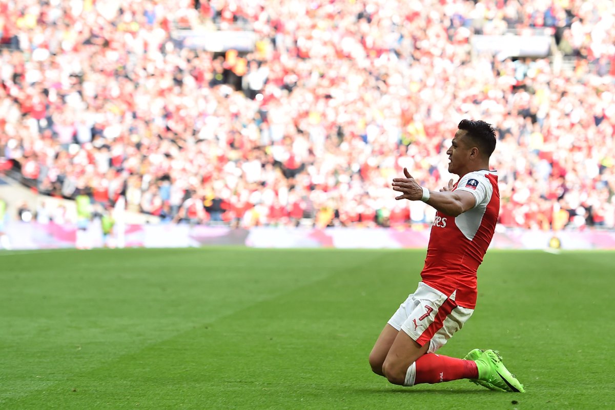 Alexis Sanchez phá hàng loạt kỷ lục