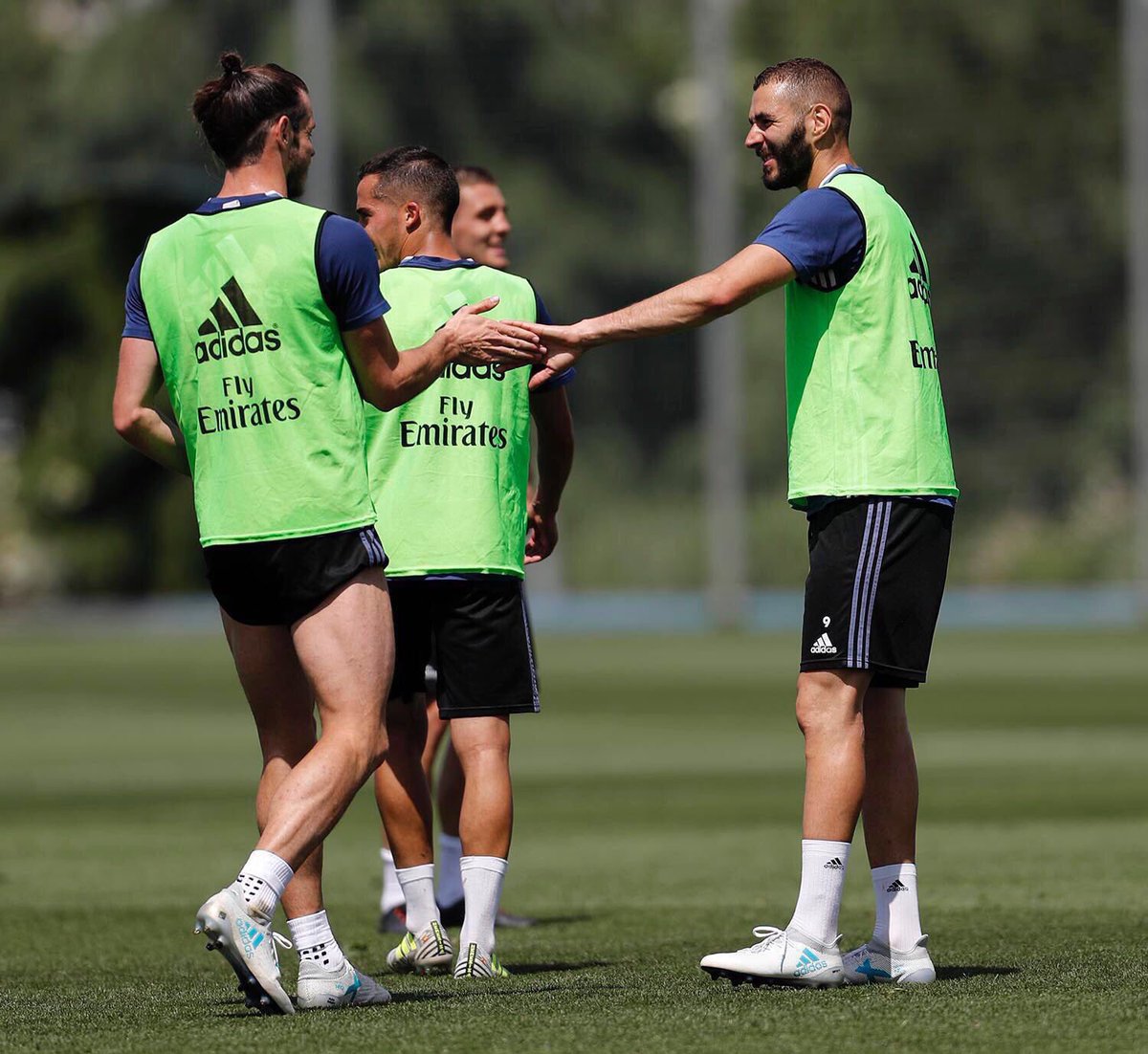 Chuyển động ở Real: Lời chào của Bale và thông điệp từ Khedira